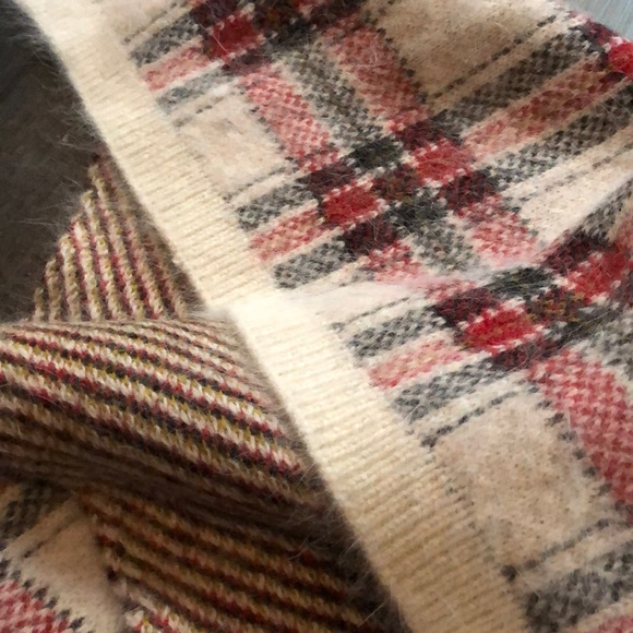 LUXURIOUS! NWOT 424 & 5th super soft scarf / wrap - Picture 5 of 6